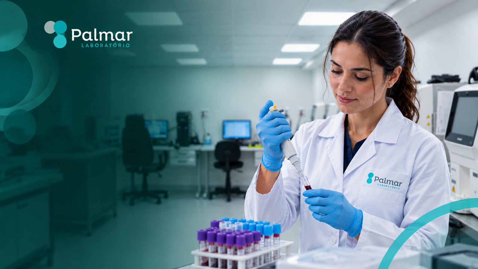 Profissional do Laboratório Palmar em ambiente de análises clínicas