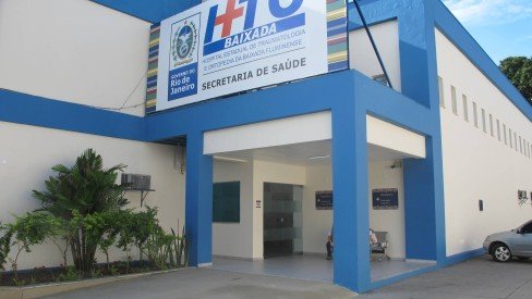 Entrada de uma unidade moderna de atendimento à saúde